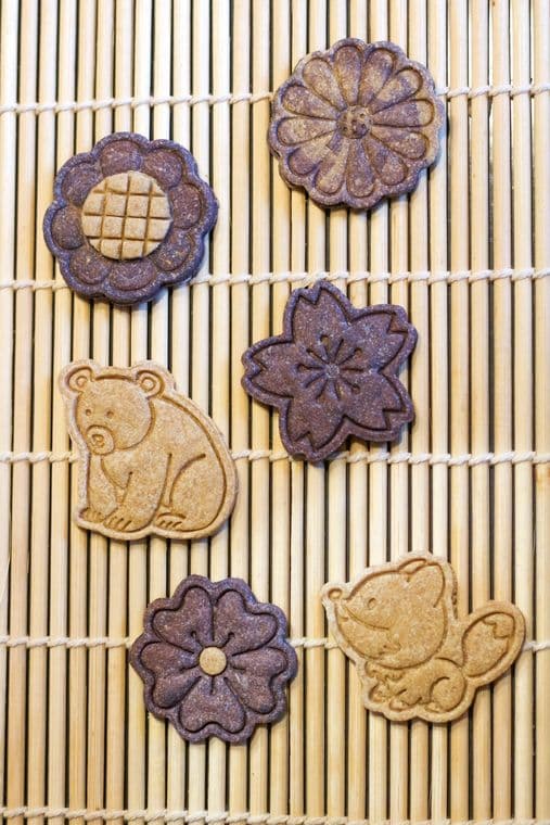 Biscuits aux tons froids, mauves et bleutés