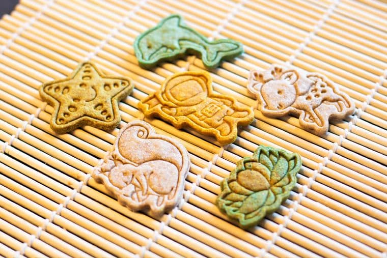 Biscuits pastel en forme de fleurs et de petites créatures