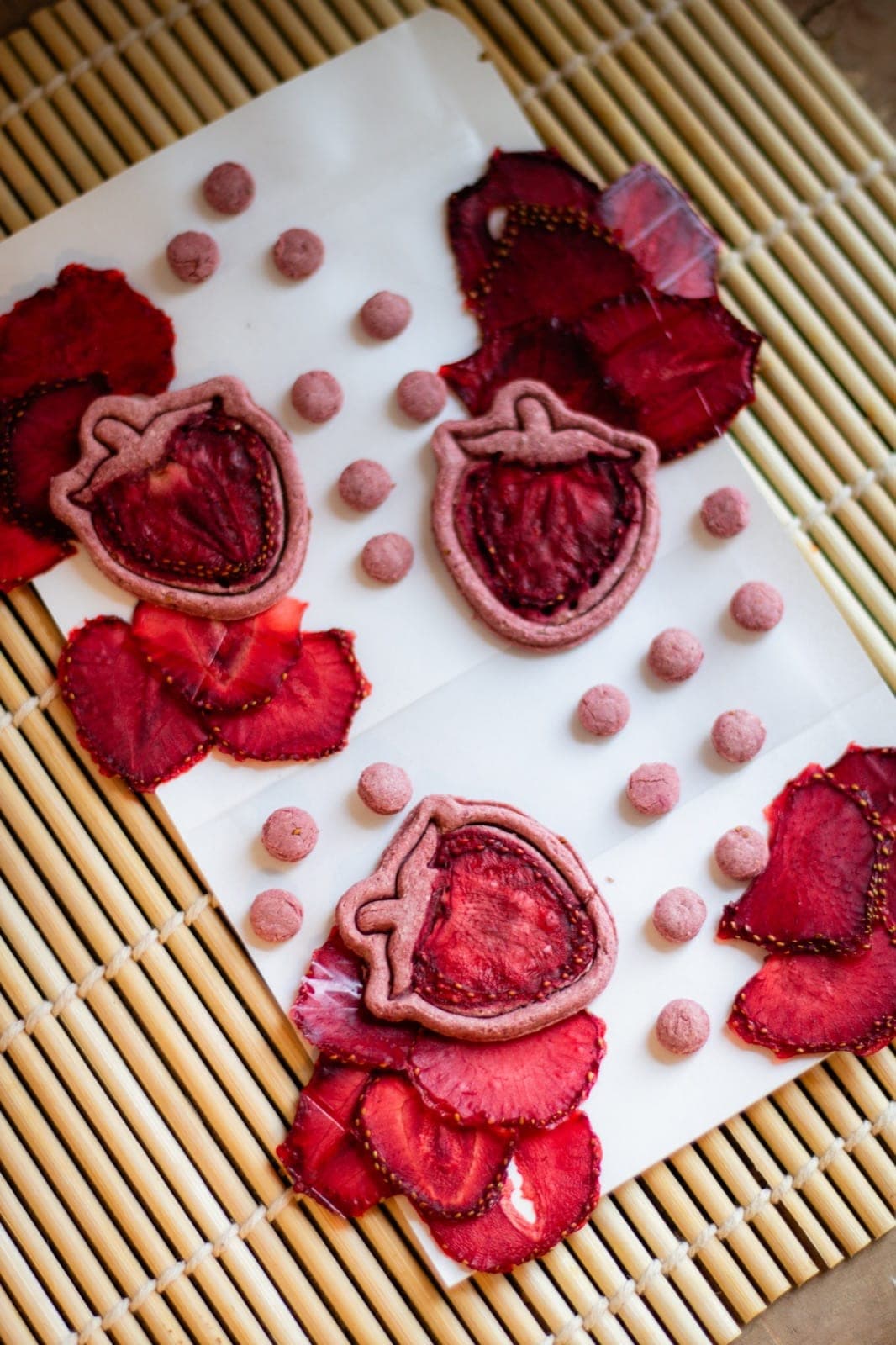 Croc-o-Fraises : biscuits en forme de fraise entourés de tranches de fraises déshydratées